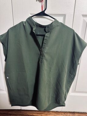 Figs women’s  Casual Short-Sleeve Button-Down Shirt in Olive